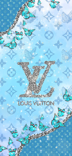 綠松石色蝴蝶在藍色圖案背景上圍繞閃閃發光的 Louis Vuitton 標誌飛舞。