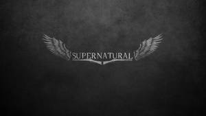深色紋理背景上帶翅膀嘅Supernatural標誌