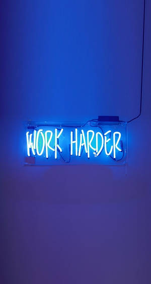 素牆上帶有 work harder 字樣的藍色霓虹燈牌。 — 健身 壁紙