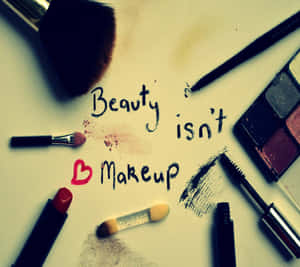 化妝刷和產品圍繞「Beauty isn't Makeup」這句話排列，並有一個紅色心形。