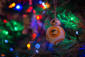BB-8機械人裝飾喺亮燈嘅聖誕樹上
