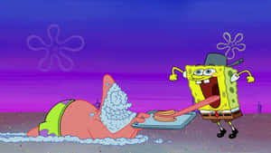 海綿寶寶戴著高帽，從派大星佈滿泡泡的舌頭上吃煎餅。