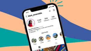 智能手機在彩色抽象背景前顯示Instagram個人資料。