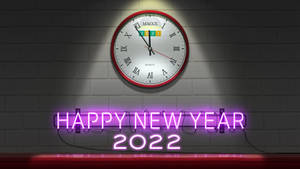 霓虹燈標誌在磚牆上的聚光燈下寫著新年快樂2022。