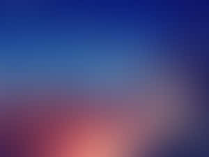 日落時分柔和漸變的天空，融合了藍色和粉紅色色調。
