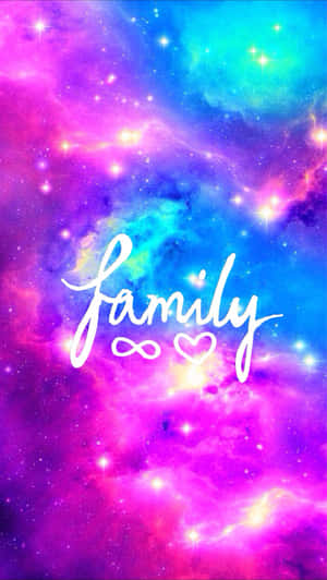 宇宙星雲，帶有粉紅、藍色、藍綠色的星星和白色字體的「family」一詞。