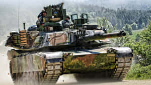 軍用坦克載著士兵穿越森林地形。