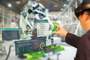 技術人員在工廠使用VR監控機械臂性能數據。