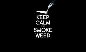 黑色背景上的白色文字顯示「Keep Calm and Smoke Weed」，並附有大麻煙插圖。
