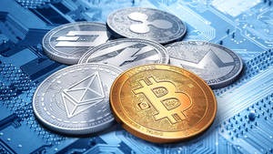 電路板上的加密貨幣硬幣，代表數碼金融。 — 加密貨幣 壁紙
