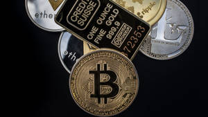 在黑色背景上堆疊的比特幣、以太坊、瑞波幣、萊特幣硬幣和金條。 — 加密貨幣 壁紙