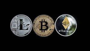 三個實體加密貨幣硬幣Bitcoin Ethereum和Litecoin在黑色背景上。 — 加密貨幣 壁紙