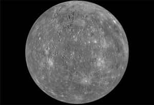水星行星，帶有隕石坑和灰色表面，在太空中 — 行星 壁紙