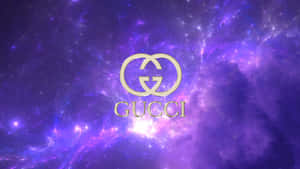 Gucci 標誌漂浮在紫色星空星雲中。