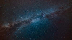 在黑暗夜空中有藍色星星和宇宙塵埃的銀河系。