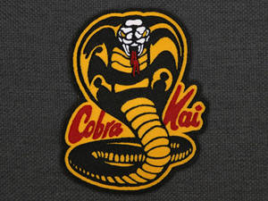 Cobra Kai 徽章，深灰色布料上有刺繡蛇。