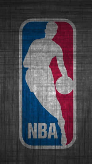 NBA標誌，帶有籃球運動員剪影，背景為紋理灰色。