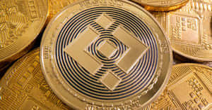 一堆金色加密貨幣代幣，帶有電路設計和雕刻文字。