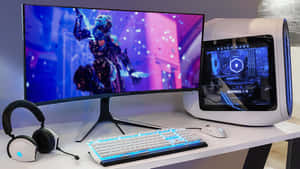 遊戲桌，配有Alienware PC、發光鍵盤和耳機。