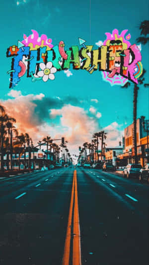 一條街道，棕櫚樹和色彩繽紛的THRASHER標誌映襯著日落天空。