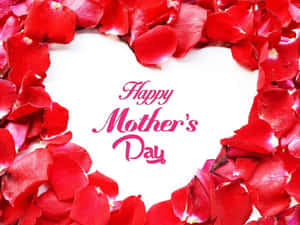 紅色玫瑰花瓣在「Happy Mother's Day」文字周圍形成一個心形。
