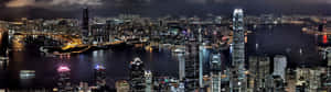 香港夜景，燈火通明的摩天大樓和海港燈光。