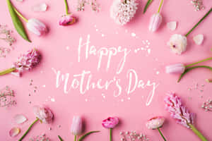 在粉紅背景上，被粉紅花朵和綠色莖幹環繞的Happy Mother's Day祝福。