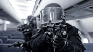 身穿戰術裝備的警員在飛機內瞄準步槍。 — 目標 壁紙