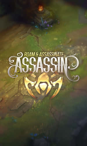 Assassin 的遊戲標誌，帶有華麗文字，位於陰暗森林中一條長滿青苔的石徑上。