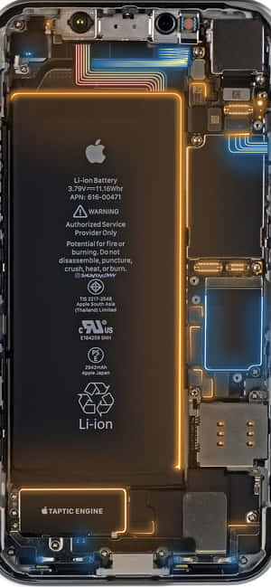 智能手機內部組件的特寫，帶有橙色和藍色發光電路。