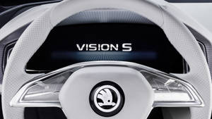 未來感汽車軚盤特寫，帶有 Vision S 顯示屏。
