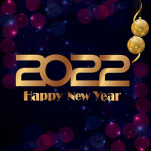 金色2022年新年快樂文字，帶有懸掛的星形裝飾，背景為深藍色散景。