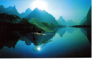 漁夫在平靜的河流上撒網，有山脈倒影和霧氣背景。