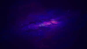 充滿活力的紫色和粉紅色星雲在深空中與星星一起發光。 — Fortnite 造型 壁紙
