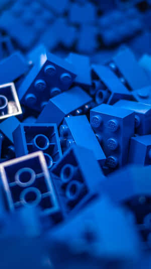 藍色LEGO積木堆疊在淺景深中。