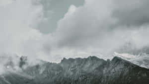 灰天下，鋸齒狀山峰部分被霧氣遮掩。