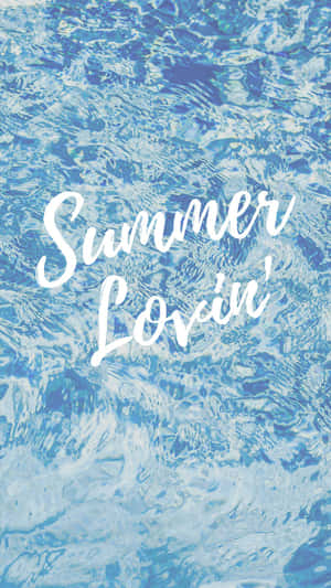 碧綠泳池水的漣漪與白色草書文字 Summer Lovin'