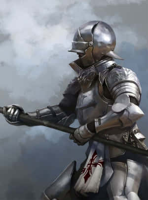 一位全副武裝的騎士在陰天手持長柄武器。
