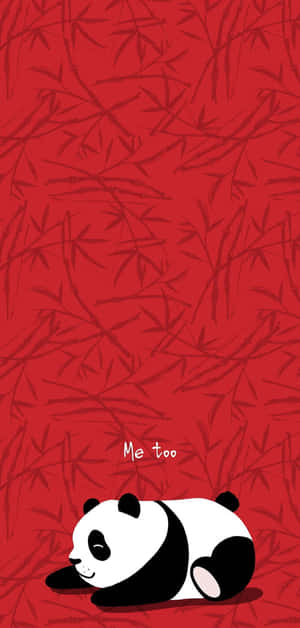 在紅色竹子圖案背景上睡覺的熊貓，附有文字 me too