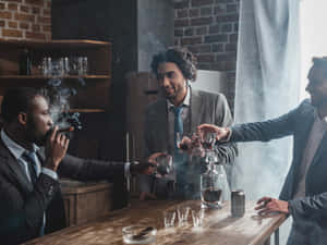 三位商人在煙霧瀰漫的吧檯前以紅酒杯敬酒。 — 派對 壁紙