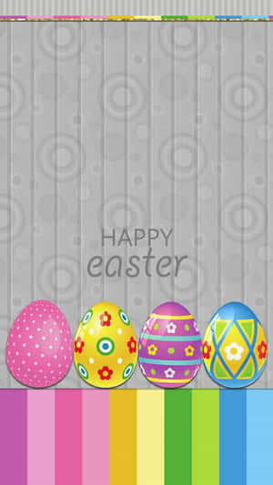 四個裝飾過的復活節彩蛋放在彩色條紋底座上，帶有「Happy Easter」文字。 — 春天 壁紙