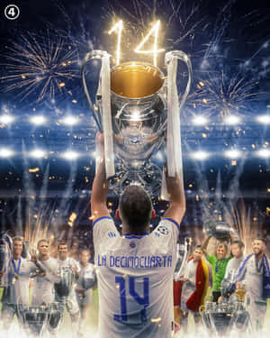 足球運動員在體育場內與隊友一起在煙火下舉起獎盃慶祝勝利。
