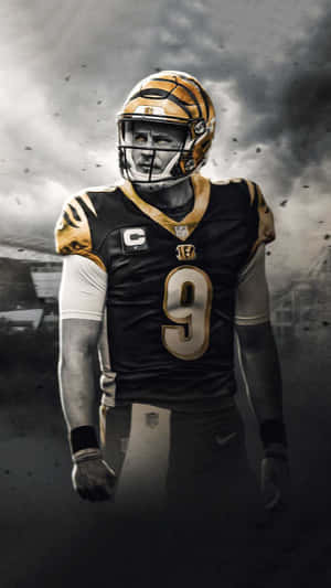 身穿黑金色制服的NFL四分衛站在暴風煙霧中