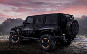 夕陽下，黑色Jeep Wrangler帶龍形圖案停在古老城堡廢墟附近。