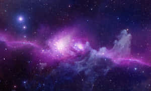 在深空中閃爍著星星的充滿活力的紫色和藍色星雲。