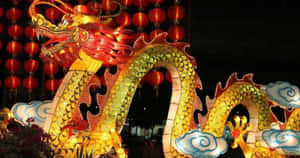 一個大型的發光龍燈籠，在夜晚被紅色燈籠包圍。 — 中國新年 壁紙