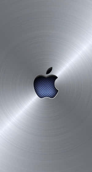 拉絲金屬上的Apple標誌鏤空，帶有藍色穿孔內部。