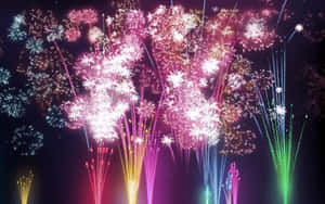 慶祝活動期間，五彩繽紛的煙火在夜空中綻放。