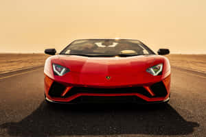 日落時沙漠道路上的紅色林寶堅尼 Aventador SVJ
