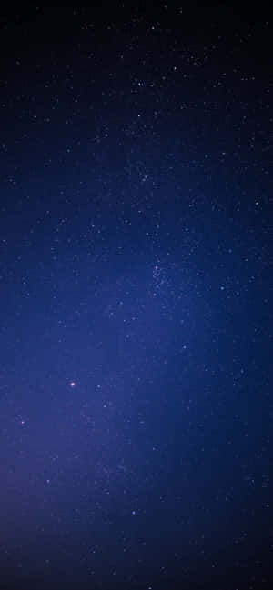 帶有微弱銀河光芒的星空。